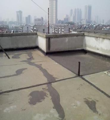 宜宾市漏水维修 楼顶漏水是什么原因，楼顶漏水维修方法是什么?